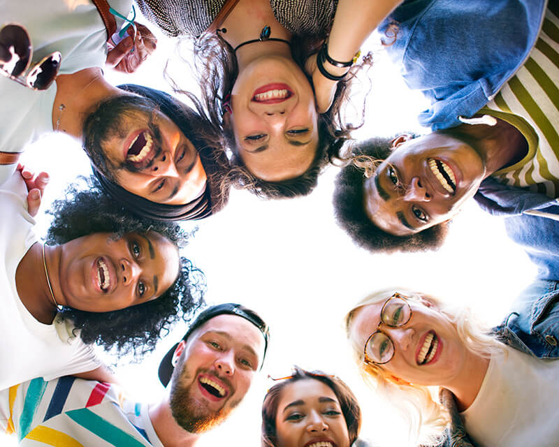 Como se Preparar para um Interc&acirc;mbio: Dicas Essenciais para uma Experi&ecirc;ncia de Sucesso

Fazer um interc&acirc;mbio &eacute; uma oportunidade &uacute;nica de desenvolver um novo idioma, conhecer outras culturas e viver experi&ecirc;ncias que podem transformar sua vida pessoal e profissional.

No entanto, para aproveitar ao m&aacute;ximo essa jornada, &eacute; importante se preparar com anteced&ecirc;ncia. Planejamento, organiza&ccedil;&atilde;o e conhecimento do idioma s&atilde;o fatores que fazem toda a diferen&ccedil;a durante a experi&ecirc;ncia internacional.

Confira algumas dicas essenciais para se preparar para o seu interc&acirc;mbio.

1. Defina Seus Objetivos

Antes de escolher um destino, reflita sobre seus objetivos.

Voc&ecirc; deseja melhorar seu ingl&ecirc;s? Estudar em uma institui&ccedil;&atilde;o internacional? Trabalhar no exterior? Conhecer uma nova cultura?

Ter metas claras ajudar&aacute; na escolha do programa ideal.


2. Escolha o Destino Adequado

Cada pa&iacute;s oferece experi&ecirc;ncias diferentes.

Considere fatores como:


	
	Idioma
	
	
	Cultura
	
	
	Clima
	
	
	Custo de vida
	
	
	Oportunidades acad&ecirc;micas
	
	
	Possibilidades de trabalho
	


Pesquise bem antes de tomar sua decis&atilde;o.


3. Organize a Documenta&ccedil;&atilde;o

Passaporte, visto, seguro viagem e comprovantes exigidos devem ser providenciados com anteced&ecirc;ncia.

Manter toda a documenta&ccedil;&atilde;o organizada evita contratempos pr&oacute;ximos &agrave; data da viagem.


4. Desenvolva Seu Ingl&ecirc;s Antes de Viajar

Quanto melhor for sua comunica&ccedil;&atilde;o antes do embarque, mais f&aacute;cil ser&aacute; sua adapta&ccedil;&atilde;o.

Mesmo um n&iacute;vel intermedi&aacute;rio j&aacute; pode ajudar bastante em situa&ccedil;&otilde;es como:


	
	Aeroporto
	
	
	Transporte
	
	
	Hospedagem
	
	
	Compras
	
	
	Estudos
	
	
	Trabalho
	


Preparar-se linguisticamente aumenta a confian&ccedil;a e reduz a inseguran&ccedil;a inicial.


5. Pesquise Sobre a Cultura Local

Conhecer os costumes e h&aacute;bitos do pa&iacute;s de destino facilita sua integra&ccedil;&atilde;o.

Pequenas diferen&ccedil;as culturais podem impactar a forma de comunica&ccedil;&atilde;o, conviv&ecirc;ncia e comportamento social.


6. Planeje Suas Finan&ccedil;as

Fa&ccedil;a um or&ccedil;amento considerando:


	
	Hospedagem
	
	
	Alimenta&ccedil;&atilde;o
	
	
	Transporte
	
	
	Lazer
	
	
	Emerg&ecirc;ncias
	


Ter um planejamento financeiro adequado proporciona mais tranquilidade durante o interc&acirc;mbio.


7. Mantenha a Mente Aberta

Um dos maiores benef&iacute;cios do interc&acirc;mbio &eacute; o contato com pessoas de diferentes nacionalidades e culturas.

Esteja disposto a aprender, experimentar novas situa&ccedil;&otilde;es e sair da sua zona de conforto.

Essa atitude tornar&aacute; sua experi&ecirc;ncia muito mais enriquecedora.


Conclus&atilde;o

Um interc&acirc;mbio vai muito al&eacute;m do aprendizado de um idioma. &Eacute; uma oportunidade de crescimento pessoal, desenvolvimento profissional e descoberta de novas perspectivas.

Com planejamento, prepara&ccedil;&atilde;o e dedica&ccedil;&atilde;o ao ingl&ecirc;s, voc&ecirc; estar&aacute; pronto para aproveitar ao m&aacute;ximo essa experi&ecirc;ncia internacional.

Sonha em fazer um interc&acirc;mbio?

A UP!Experience pode ajudar voc&ecirc; a desenvolver seu ingl&ecirc;s e se preparar para viver experi&ecirc;ncias internacionais com mais confian&ccedil;a e seguran&ccedil;a.