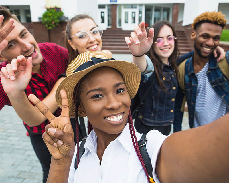 Os Benef&iacute;cios do Multilinguismo: Por Que Aprender um Novo Idioma?

Aprender um novo idioma &eacute; muito mais do que adquirir uma habilidade para o curr&iacute;culo. Em um mundo cada vez mais conectado, falar outra l&iacute;ngua pode abrir portas para novas oportunidades profissionais, experi&ecirc;ncias culturais e conex&otilde;es pessoais.

Al&eacute;m de facilitar a comunica&ccedil;&atilde;o, o aprendizado de idiomas estimula o c&eacute;rebro, amplia perspectivas e ajuda a desenvolver compet&ecirc;ncias valiosas para a vida acad&ecirc;mica e profissional. Neste artigo, vamos explorar alguns dos principais benef&iacute;cios do multilinguismo.

1. Mais Oportunidades Profissionais

Empresas valorizam profissionais capazes de se comunicar com clientes, parceiros e equipes internacionais.

Falar um segundo idioma pode aumentar suas possibilidades de carreira, ampliar sua rede de contatos e abrir portas para oportunidades no exterior.


2. Desenvolvimento Cognitivo

Aprender idiomas estimula &aacute;reas importantes do c&eacute;rebro relacionadas &agrave; mem&oacute;ria, concentra&ccedil;&atilde;o e resolu&ccedil;&atilde;o de problemas.

Esse exerc&iacute;cio mental constante contribui para o desenvolvimento de habilidades que podem ser aplicadas em diversas &aacute;reas da vida.


3. Acesso a Novas Culturas

Cada idioma oferece uma nova forma de compreender o mundo.

Ao aprender uma l&iacute;ngua estrangeira, voc&ecirc; passa a ter contato com diferentes costumes, tradi&ccedil;&otilde;es, hist&oacute;rias e perspectivas culturais.


4. Mais Confian&ccedil;a na Comunica&ccedil;&atilde;o

O dom&iacute;nio de outro idioma permite interagir com pessoas de diferentes nacionalidades com mais seguran&ccedil;a e naturalidade.

Essa confian&ccedil;a pode fazer diferen&ccedil;a em viagens, estudos, trabalho e experi&ecirc;ncias internacionais.


5. Facilidade para Viajar

Quem fala outro idioma costuma aproveitar melhor suas viagens.

&Eacute; poss&iacute;vel pedir informa&ccedil;&otilde;es, fazer reservas, conhecer pessoas e lidar com situa&ccedil;&otilde;es inesperadas com muito mais tranquilidade.


6. Amplia&ccedil;&atilde;o da Rede de Relacionamentos

Idiomas aproximam pessoas.

Ao se comunicar em outra l&iacute;ngua, voc&ecirc; pode construir amizades, contatos profissionais e conex&otilde;es em diferentes partes do mundo.


7. Aprendizado Cont&iacute;nuo e Crescimento Pessoal

Aprender um idioma desenvolve disciplina, persist&ecirc;ncia e curiosidade.

Al&eacute;m disso, proporciona uma sensa&ccedil;&atilde;o constante de evolu&ccedil;&atilde;o e conquista &agrave; medida que novas habilidades s&atilde;o adquiridas.


Conclus&atilde;o

O multilinguismo oferece benef&iacute;cios que v&atilde;o muito al&eacute;m da comunica&ccedil;&atilde;o. Aprender um novo idioma pode transformar sua vida acad&ecirc;mica, profissional e pessoal, proporcionando novas oportunidades e experi&ecirc;ncias enriquecedoras.

Independentemente da sua idade ou objetivo, nunca &eacute; tarde para come&ccedil;ar essa jornada.

Quer desenvolver suas habilidades em ingl&ecirc;s e ampliar suas oportunidades?

Conhe&ccedil;a os cursos da UP!Experience e descubra como o aprendizado de idiomas pode levar voc&ecirc; mais longe.