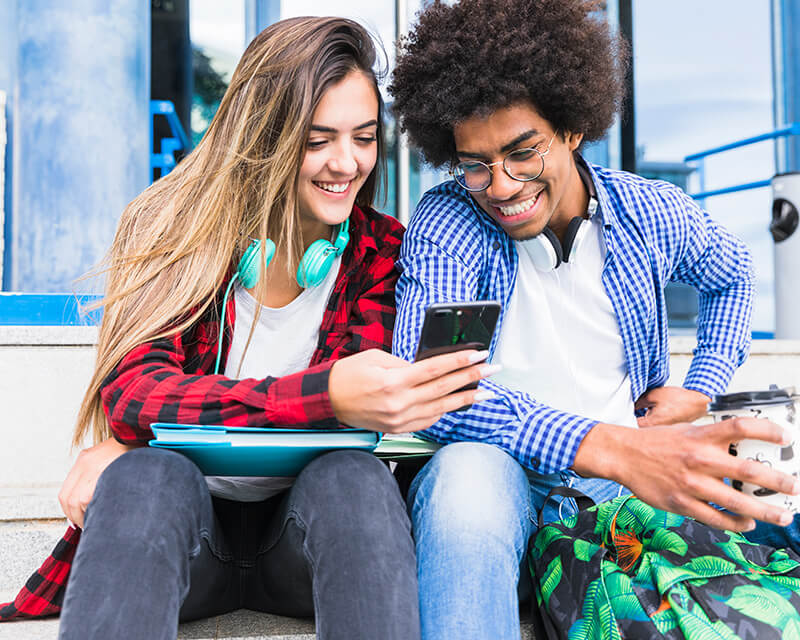 Aprenda Ingl&ecirc;s Online: Recursos e Ferramentas que Podem Ajudar nos Seus Estudos

A tecnologia tornou o aprendizado de idiomas mais acess&iacute;vel do que nunca. Hoje, &eacute; poss&iacute;vel praticar ingl&ecirc;s em qualquer lugar utilizando aplicativos, v&iacute;deos, podcasts e diversos recursos online.

Embora nenhuma ferramenta substitua completamente a orienta&ccedil;&atilde;o de um professor e a pr&aacute;tica da conversa&ccedil;&atilde;o, esses recursos podem complementar seus estudos e acelerar seu desenvolvimento no idioma.

Confira algumas op&ccedil;&otilde;es que podem ajudar voc&ecirc; a manter contato di&aacute;rio com o ingl&ecirc;s.

1. Aplicativos para Pr&aacute;tica Di&aacute;ria

Os aplicativos de idiomas oferecem exerc&iacute;cios r&aacute;pidos e interativos que ajudam no desenvolvimento do vocabul&aacute;rio e da compreens&atilde;o da l&iacute;ngua.

O mais importante &eacute; utilizar essas ferramentas com regularidade, mesmo que por poucos minutos por dia.


2. V&iacute;deos Educativos

V&iacute;deos em ingl&ecirc;s s&atilde;o excelentes para desenvolver a compreens&atilde;o auditiva e ampliar o vocabul&aacute;rio.

Voc&ecirc; pode encontrar conte&uacute;dos sobre:


	
	Viagens
	
	
	Neg&oacute;cios
	
	
	Tecnologia
	
	
	Entretenimento
	
	
	Cultura
	


Al&eacute;m de aprender ingl&ecirc;s, voc&ecirc; tamb&eacute;m adquire novos conhecimentos.


3. Podcasts em Ingl&ecirc;s

Os podcasts permitem praticar o idioma durante atividades do dia a dia, como caminhadas, exerc&iacute;cios f&iacute;sicos ou deslocamentos.

Eles ajudam a desenvolver a compreens&atilde;o auditiva e a familiaridade com diferentes sotaques.


4. Leitura de Conte&uacute;dos Online

Ler not&iacute;cias, artigos e blogs em ingl&ecirc;s &eacute; uma excelente forma de expandir o vocabul&aacute;rio e melhorar a compreens&atilde;o escrita.

Comece com textos simples e aumente gradualmente o n&iacute;vel de dificuldade.


5. S&eacute;ries e Filmes

Assistir a conte&uacute;dos em ingl&ecirc;s &eacute; uma das formas mais populares de praticar o idioma.

Al&eacute;m de melhorar a escuta, voc&ecirc; aprende express&otilde;es naturais utilizadas em situa&ccedil;&otilde;es reais de comunica&ccedil;&atilde;o.


6. Plataformas de Conversa&ccedil;&atilde;o

A pr&aacute;tica da fala &eacute; uma das etapas mais importantes do aprendizado.

Participar de aulas, grupos de conversa&ccedil;&atilde;o ou encontros online ajuda a desenvolver confian&ccedil;a e flu&ecirc;ncia.


7. Crie uma Rotina de Estudos

Mais importante do que a quantidade de recursos utilizados &eacute; a consist&ecirc;ncia.

Estabele&ccedil;a metas realistas e reserve alguns minutos diariamente para manter contato com o idioma.

Pequenos h&aacute;bitos praticados com frequ&ecirc;ncia geram grandes resultados ao longo do tempo.


Conclus&atilde;o

A internet oferece in&uacute;meras possibilidades para quem deseja aprender ingl&ecirc;s. Utilizados de forma estrat&eacute;gica, esses recursos podem complementar seus estudos e tornar o aprendizado mais din&acirc;mico e eficiente.

Lembre-se de que o progresso acontece atrav&eacute;s da combina&ccedil;&atilde;o entre pr&aacute;tica, dedica&ccedil;&atilde;o e contato constante com o idioma.

Quer acelerar seu desenvolvimento no ingl&ecirc;s?

Conhe&ccedil;a os cursos da UP!Experience e aprenda com uma metodologia pr&aacute;tica, din&acirc;mica e focada na comunica&ccedil;&atilde;o real.